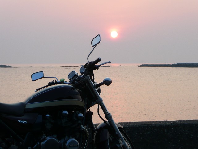 オートバイと夕焼け