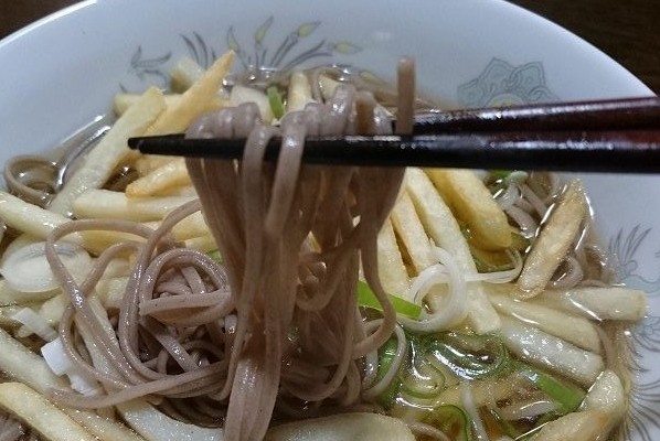 フライドポテトそばの試食